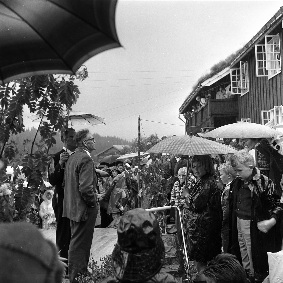 Rauland, Telemark, 07.07.1962. Mennesker på gårdstun.
