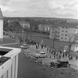 Oslo, 17.05.1958. 17. mai tog mellom boligblokker.