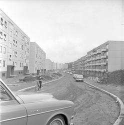 Bogerud, Oslo, 15.06.1964. Boligblokker og biler.