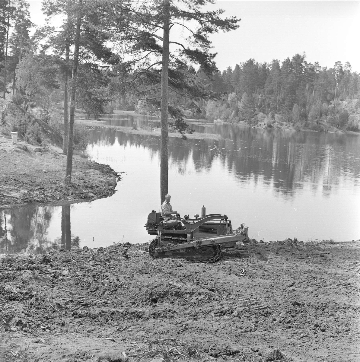 Ulsrudvannet, Oslo, 26.05.1964. Mann med bulldoser ved vannet.
