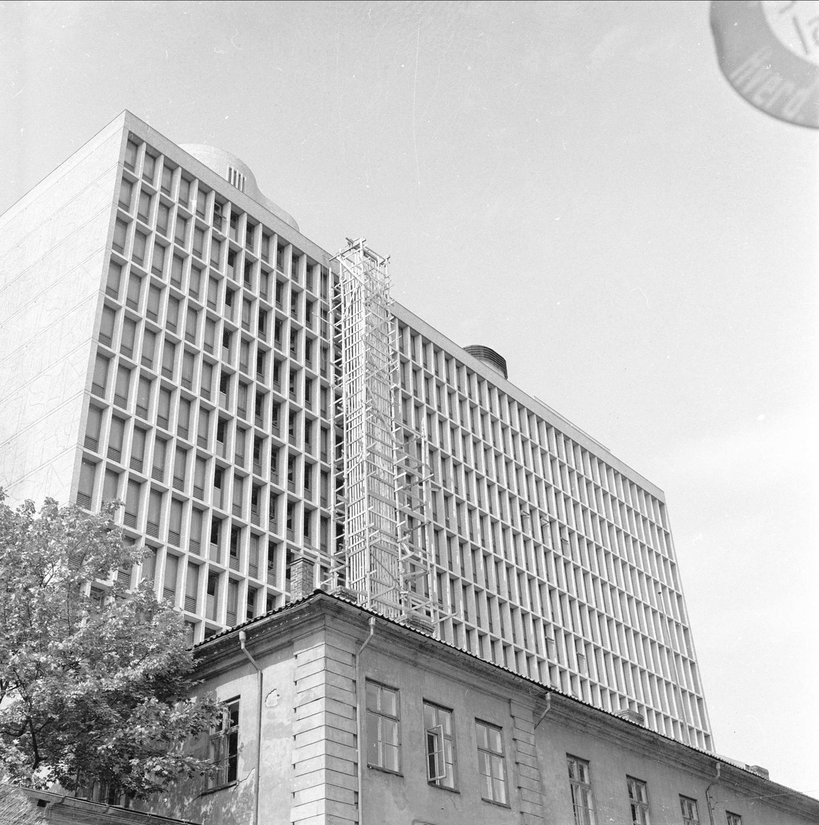 Regjeringsbygget under oppføring bak Justisdepartementets bygning, som før det var Rikshospitalets hovedbygning.
Akersgata, Oslo, juli 1958.