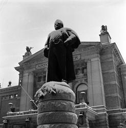 Johanne Dybwads plass 1, Oslo, 31.12.1964. Nasjonalteateret.