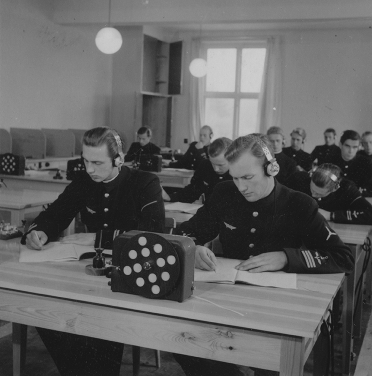 Radiolektion under grundläggande flygslagsutbildning, GFSU,  vid F 2 Roslagens flygflottilj, 1943. Elever i skolbänken.