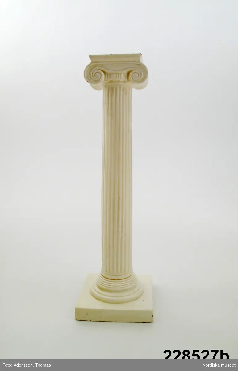 Ljusstake av flintgods med skaftet utformat som en jonisk kolonn. Omärkt, troligen engelsk, tillverkad omkring 1800.
/Annika Tegnér 2008