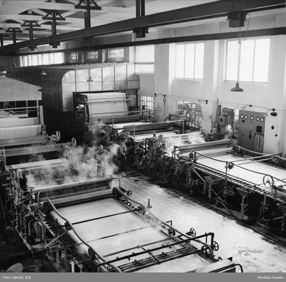 Två pappersmaskiner i arbete på Lessebo pappersfabrik, Småland.
