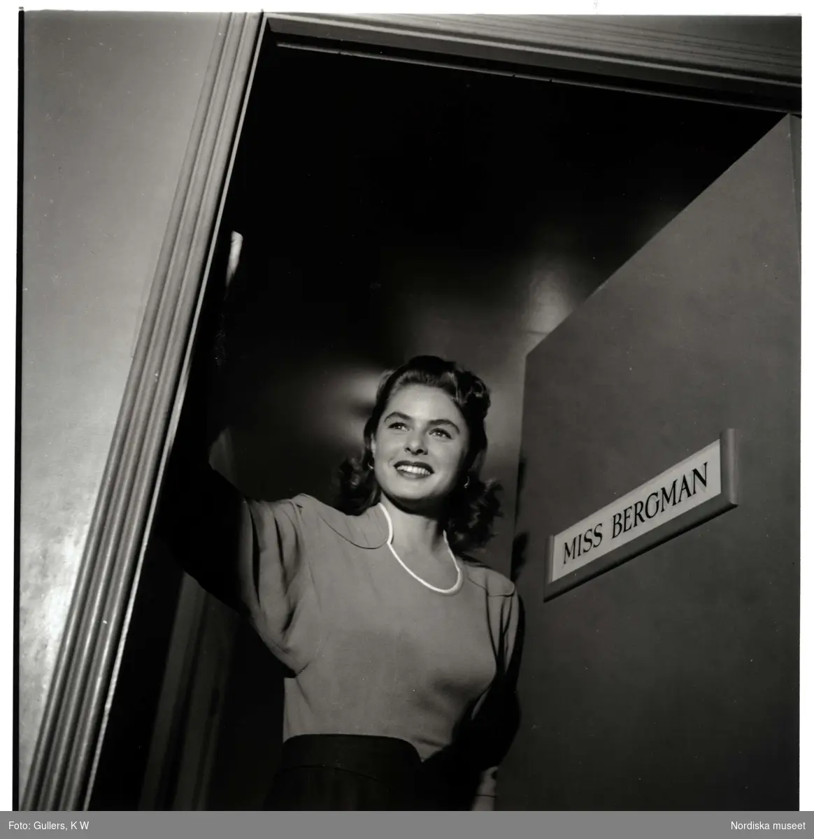 Den svenska skådespelerskan Ingrid Bergman gläntar på dörren till sin ...