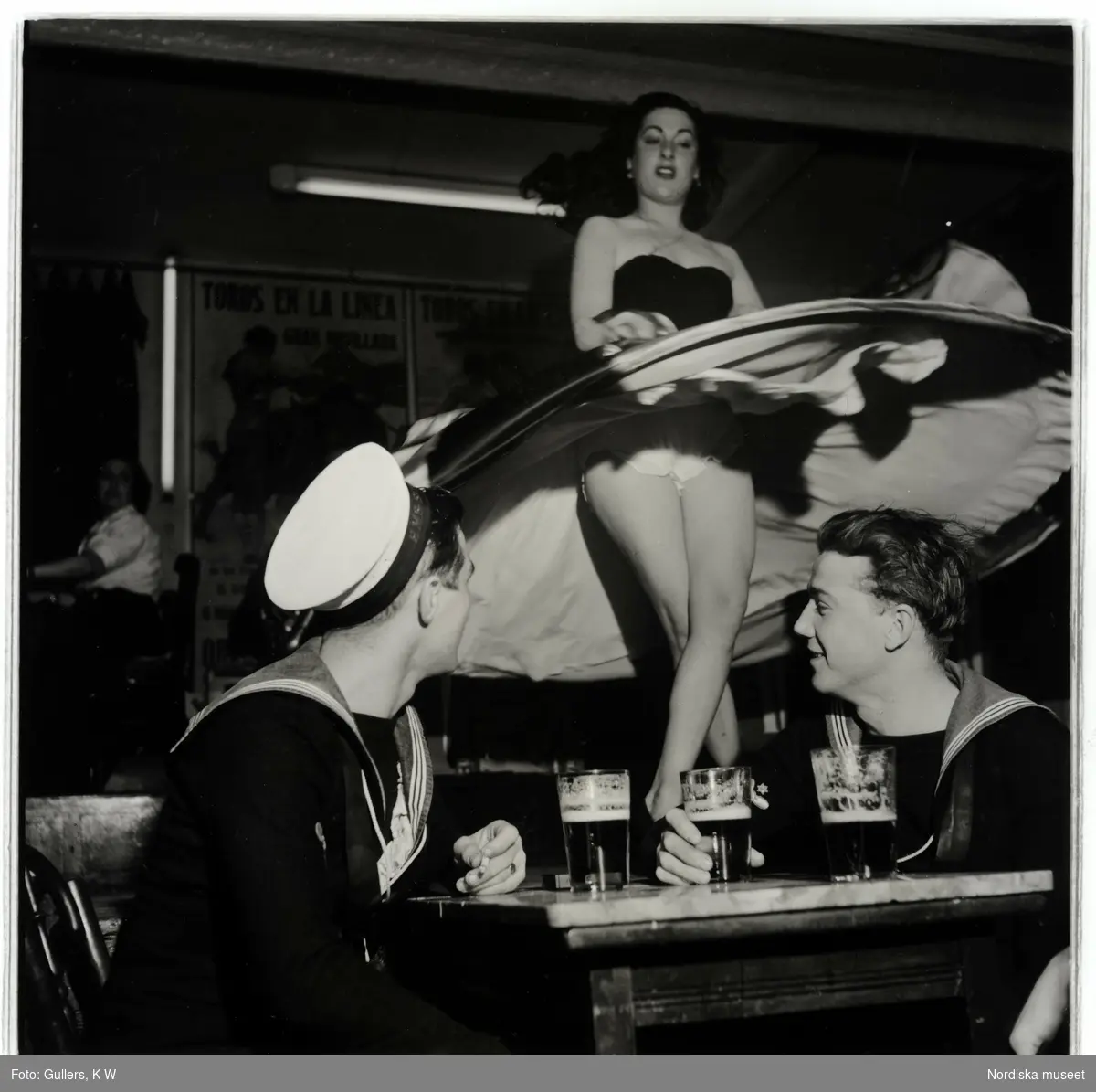 Två sjömän tittar på en dansös, Gibraltar, 1952