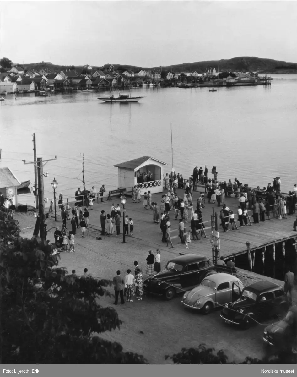 Dans p&aring; bryggan i Fj&auml;llbacka, Bohusl&auml;n.