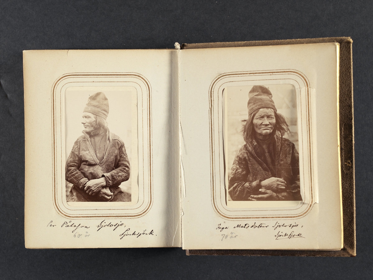 Inga Matsdotter Sjålsa, 76 år, Sjokksjokks sameby, Jokkmokks sn. Ur Lotten von Dübens fotoalbum med motiv från den etnologiska expedition till Lappland som leddes av hennes make Gustaf von Düben 1868.