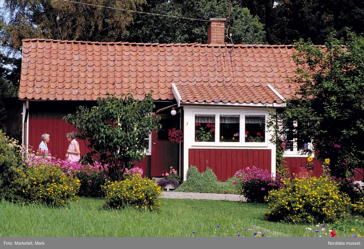 Norrtorp i Näshulta socken, Södermanland. Rött hus med vita knutar. 