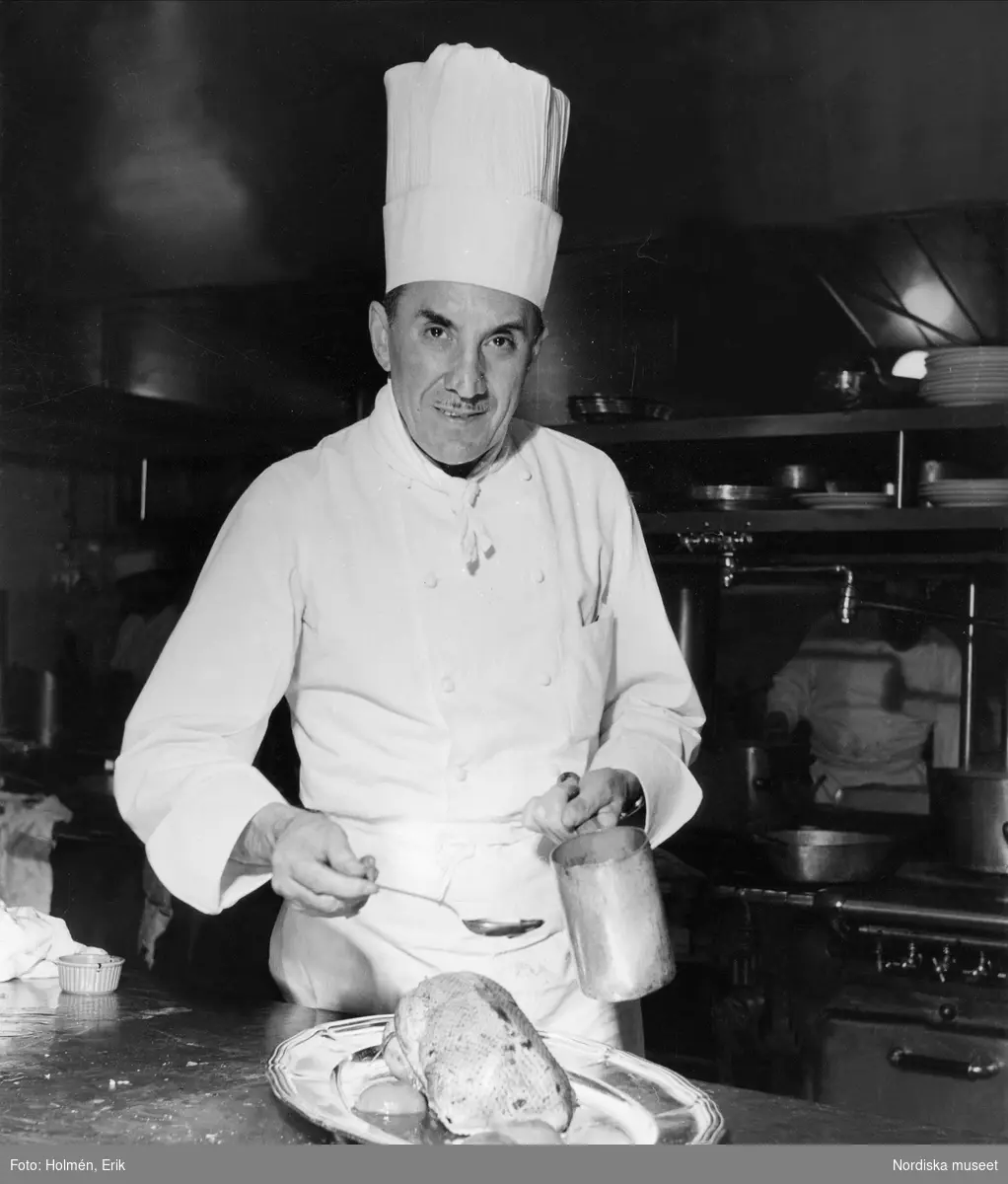 Fransk festival på Nordiska Kompaniet 1955.  Kock lagar mat.