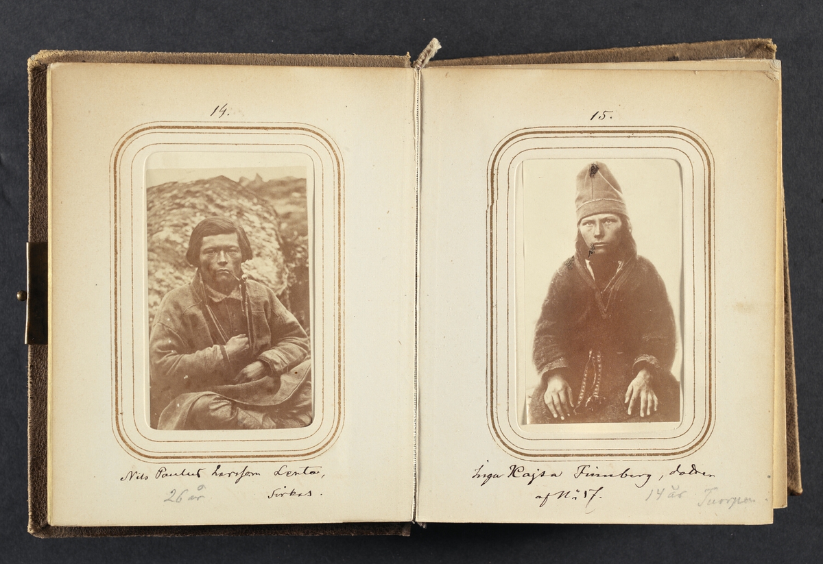 Porträtt av Nils Paulus Larsson Länta, 26 år, Sirkas sameby. Ur Lotten von Dübens fotoalbum med motiv från den etnologiska expedition till Lappland som leddes av hennes make Gustaf von Düben 1868.