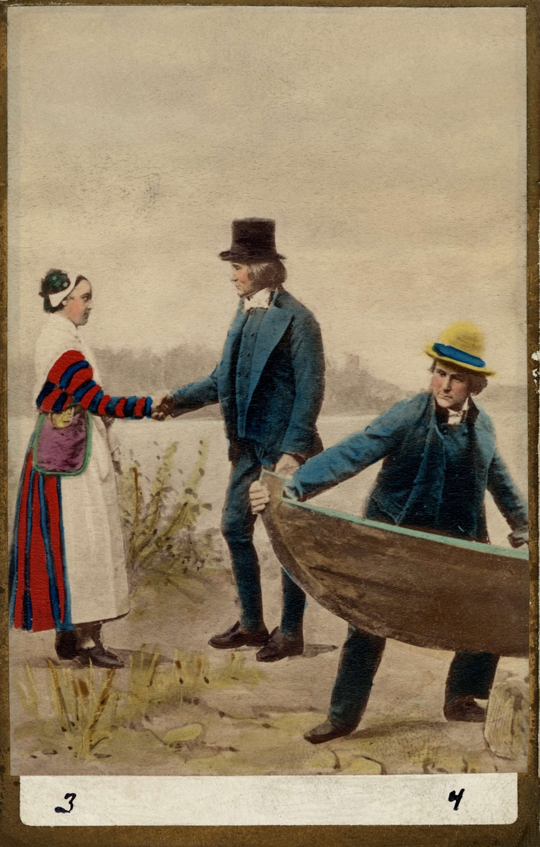 Ett färglagt foto på en kvinna och två män i folkdräkt