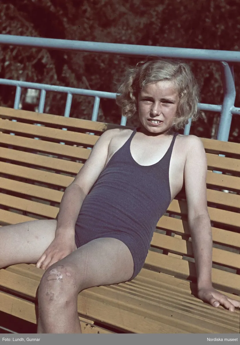 Flicka i blå baddräkt. Troligen fotograf Gunnar Lundhs dotter Jytte.