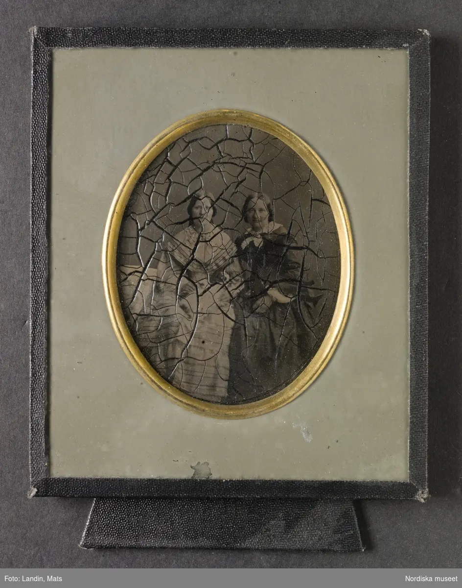 Porträtt av två kvinnor, Carolina och Mathilda Edman, taget 1858. Panotyp i ram.
Nordiska museet inv.nr 218238.