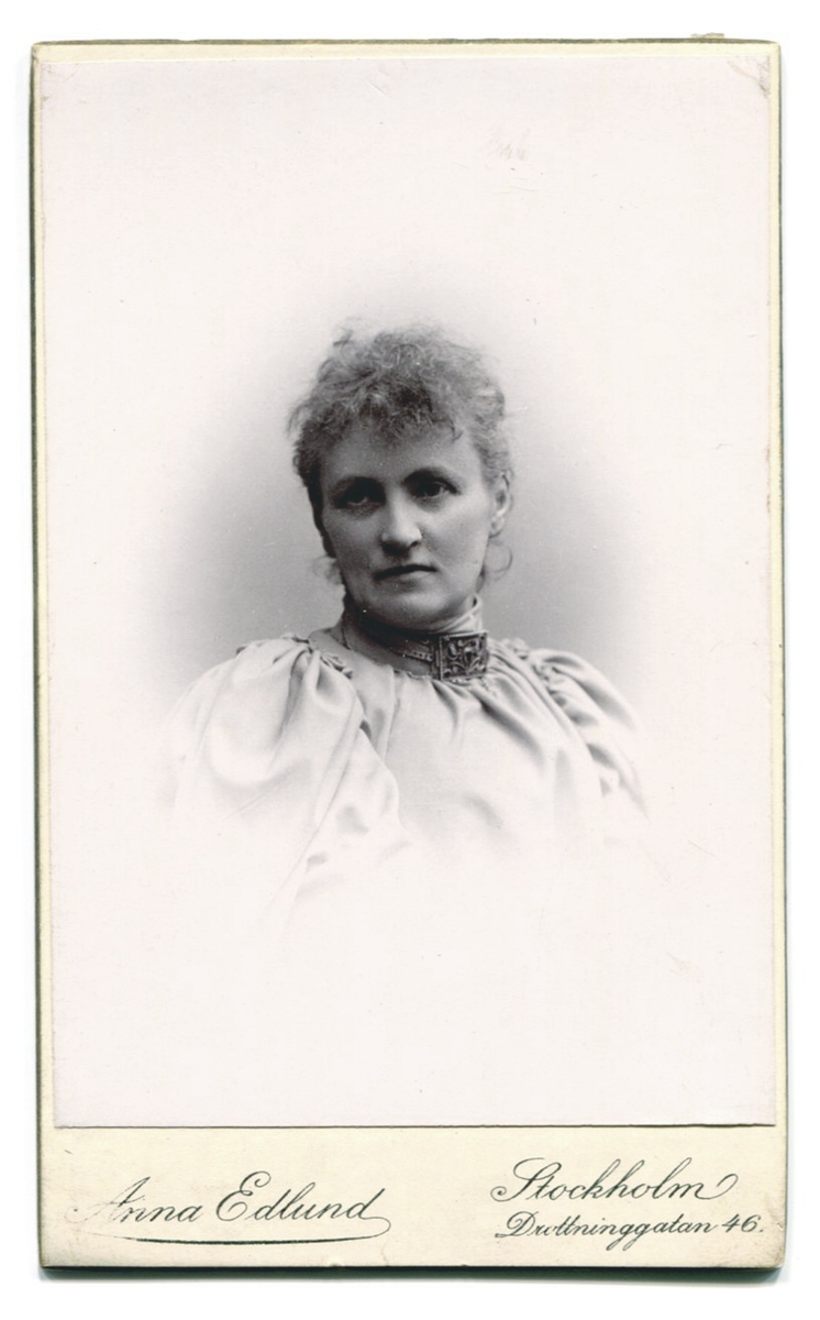 Porträtt av författarinnan Alfhild Agrell, 1896