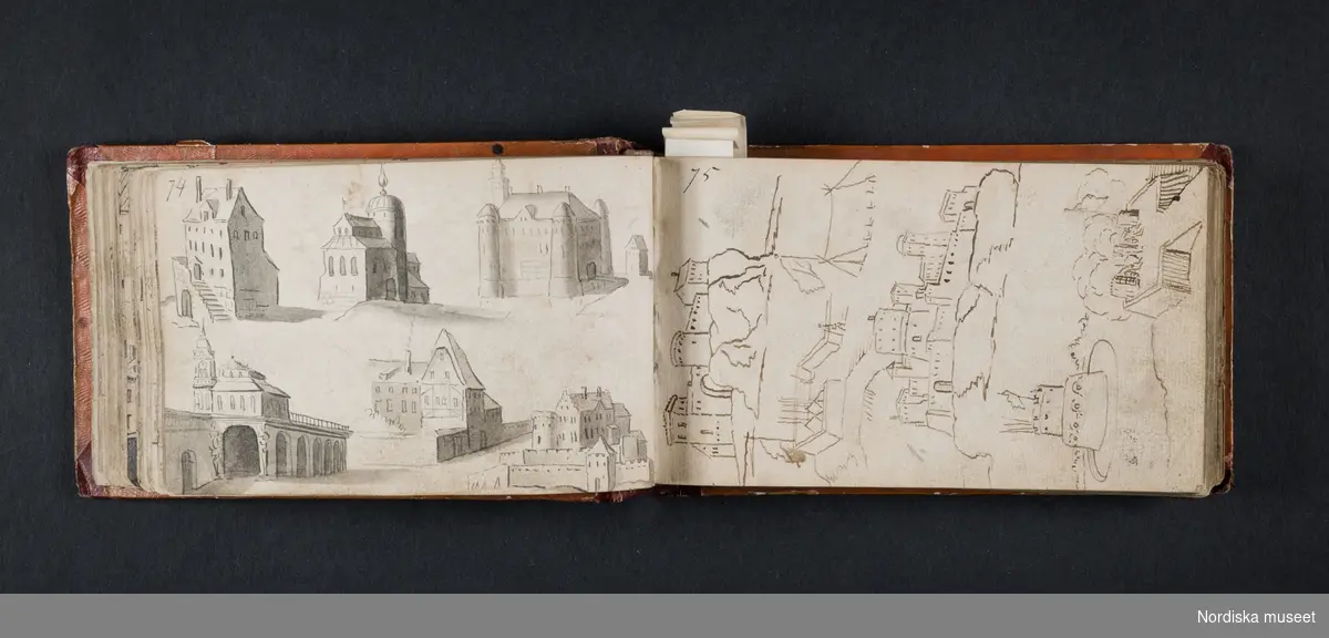 "Röda boken". Liten bok med initialerna H B på framsidan och årtalet 1728 på baksidan. Boken innehåller skisser av myter, människor, djur, byggnader och växter. Enligt medföljande utdrag ur brev från Knut Almström till direktör Fredrik Wehtje 1952 så har boken tillhört Petter Gustaf Löfström och därefter en man med efternamnet Bundred som var gravör vid Rörstrand.