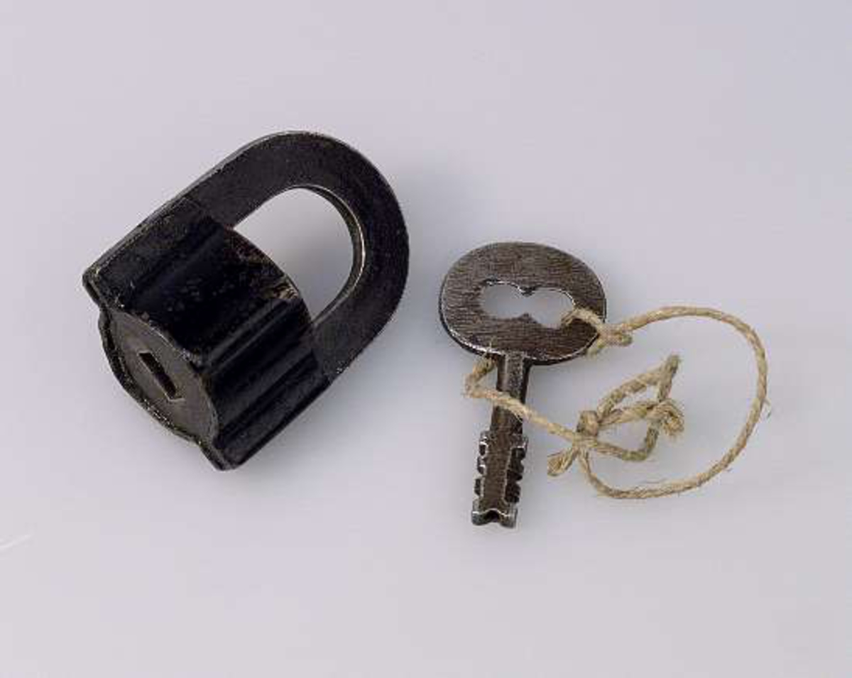 Hänglås av järn med nyckel. Svartlackerat. Nyckelns längd 5,8 cm.