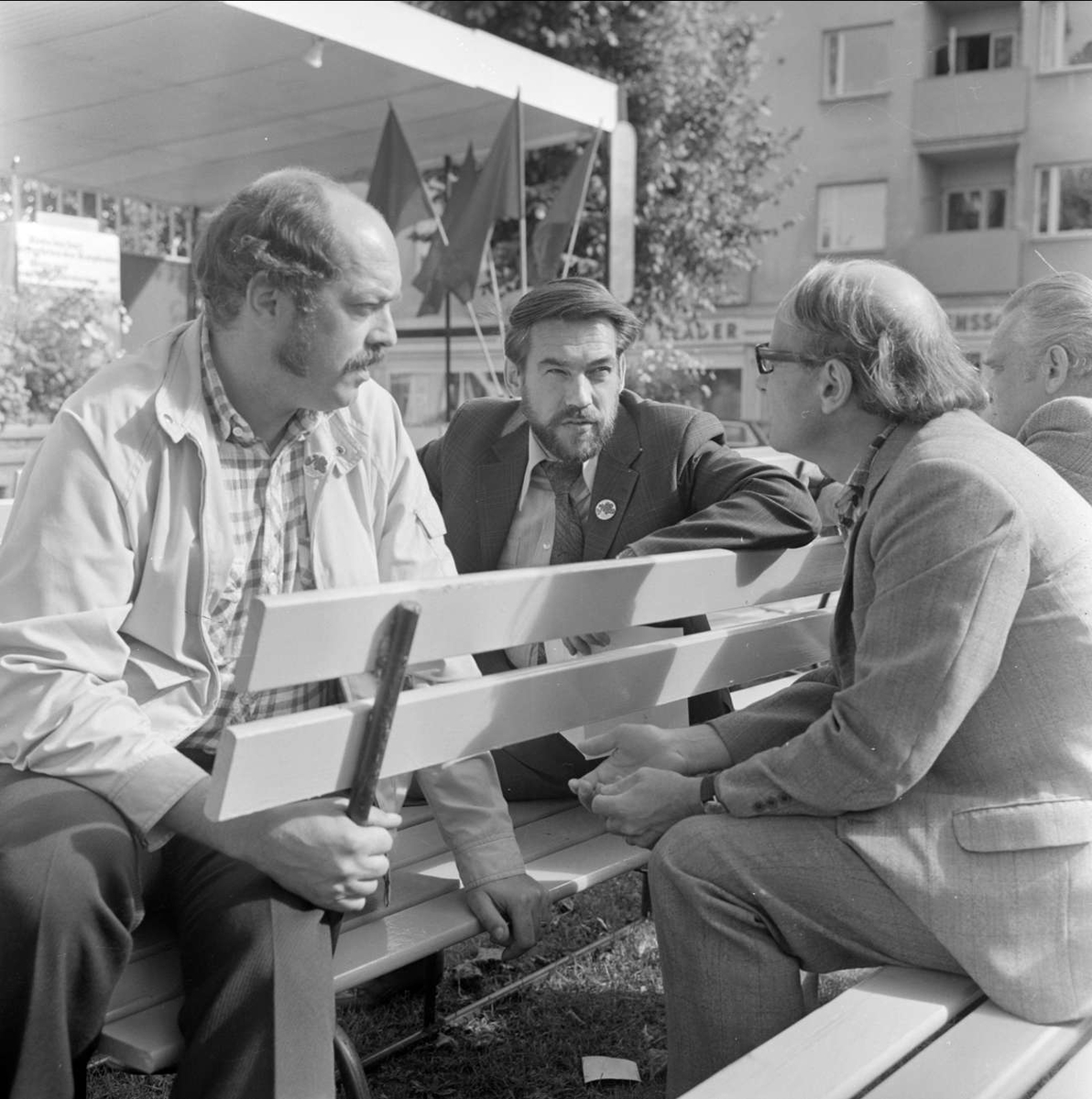 "Välbesökt s-möte" på Esplanaden, Tierp, Uppland september 1973. Leif Blomberg och Sixten Lindgren samtalar med huvudtalaren Hans Alsén