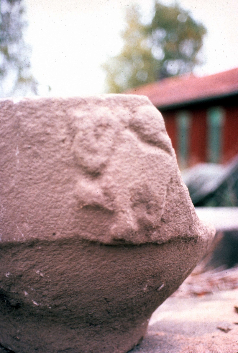 Detalj av dopfuntskuppa från Teda kyrka, Teda socken, Uppland 1982