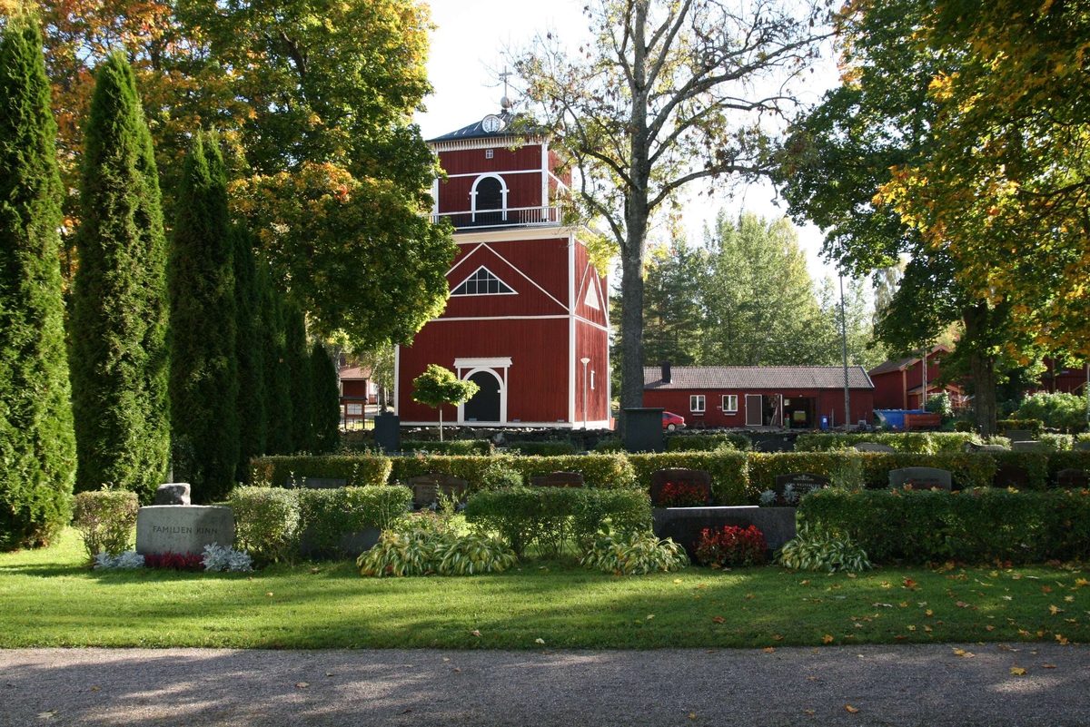 Älvkarleby kyrka, Älvkarleby socken, Uppland 2008. Kyrkogården med klockstapeln i fonden