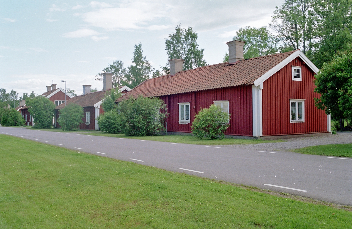 Arbetarbostäder längs bruksgatan i Harnäs, Älvkarleby socken, Uppland ...