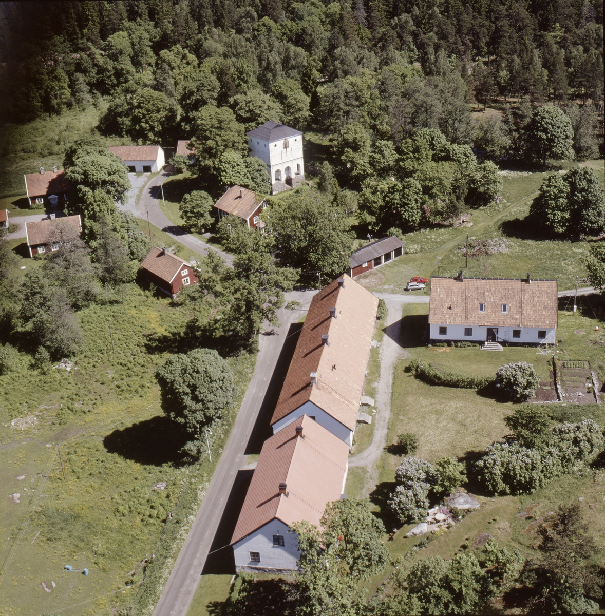 Vy över Vällnora bruk vid Norrsjön, Knutby socken, Uppland 1989