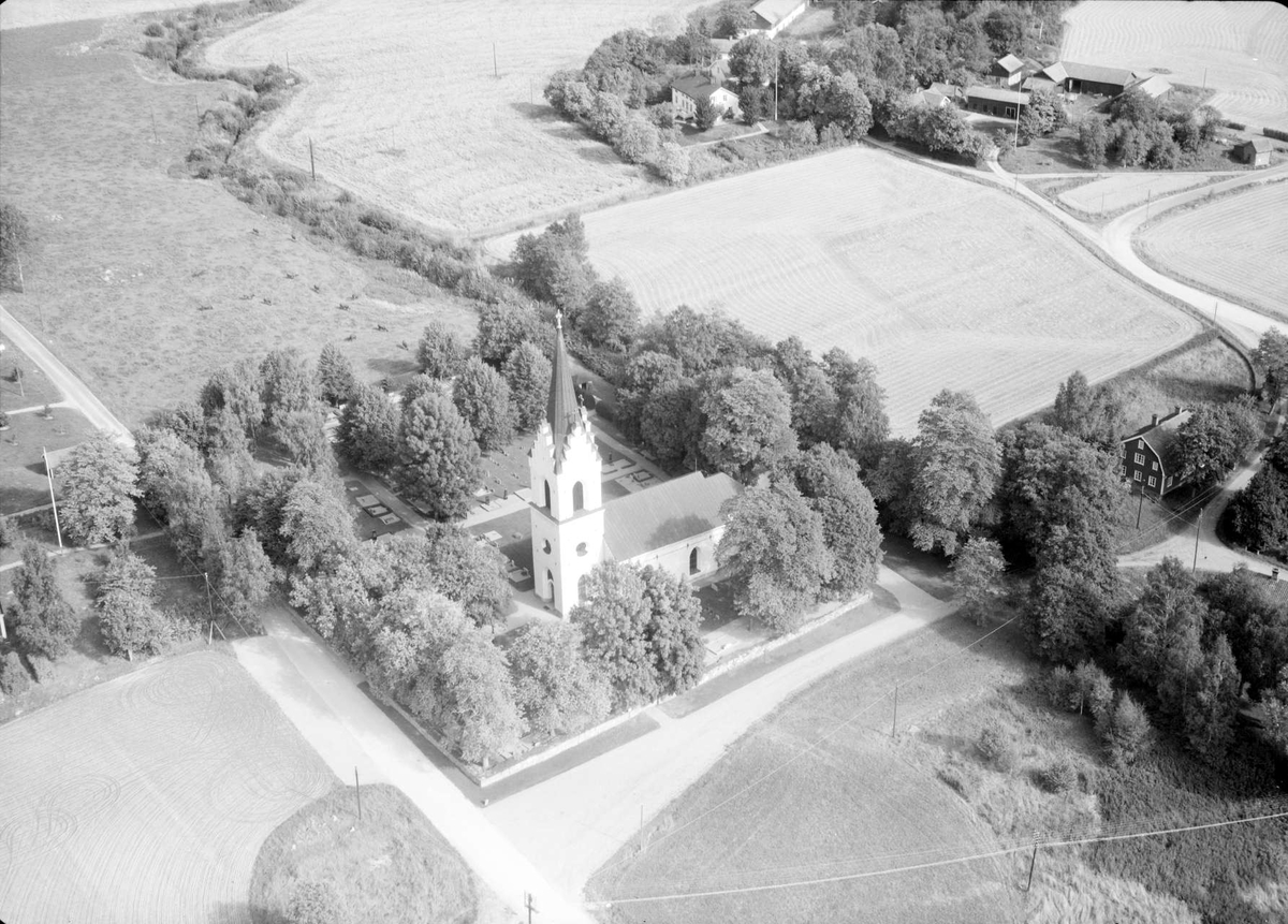 Flygfoto över Enåkers kyrka, Enåkers socken, Uppland 1963