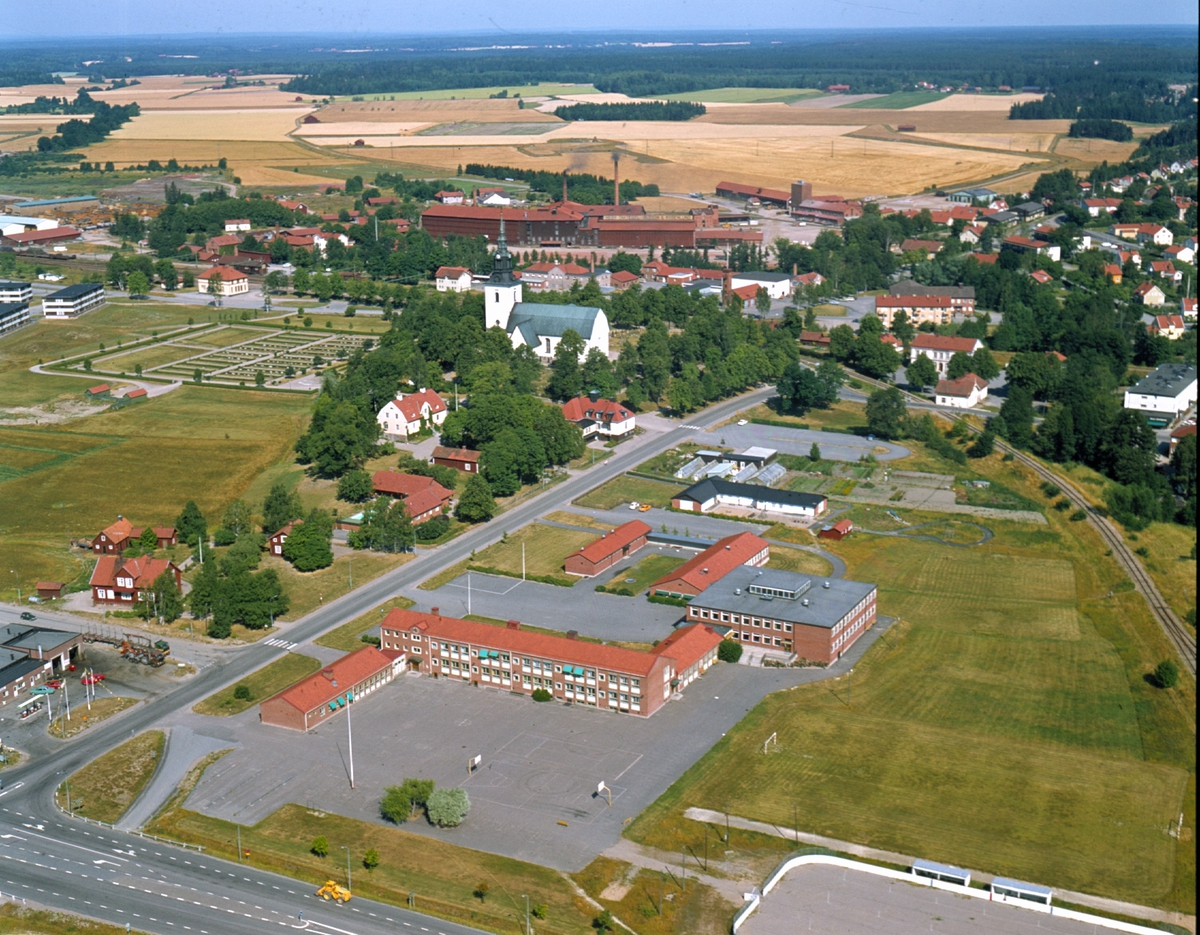 Flygbild över Heby samhälle, Västerlövsta socken, Uppland år 1975