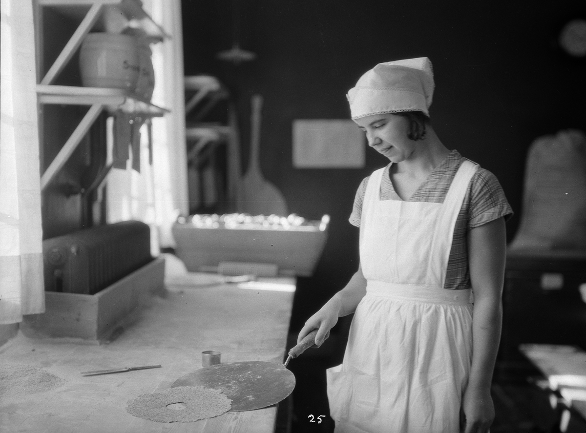Bakning av bröd, Fackskolan för huslig ekonomi, Uppsala, sannolikt på 1930-talet