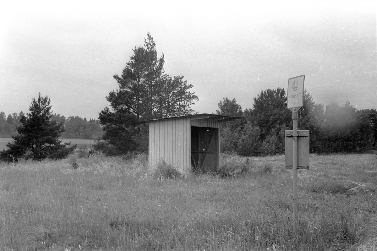 Busshållplats, Prästgården, Lena socken, Uppland 1977