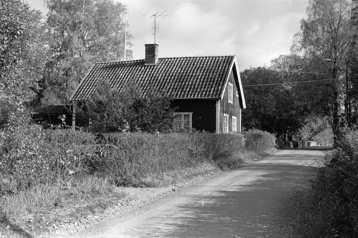 Bostadshus, Klockarbol, Kyrkbyn, Järlåsa socken, Uppland 1984