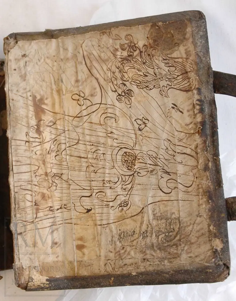 Innskrift: Anders Birsvensen Linerud, 1800.
Gotisk alfabet inntegnet.
Tegning på bakperm.