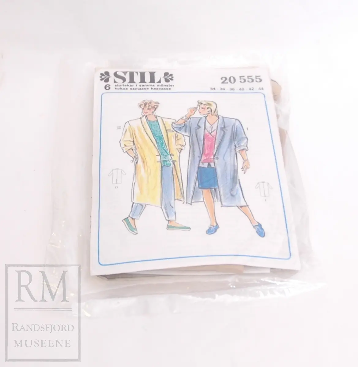  Mønsteret og forsiden er pakket inn i en blank plastikkpose
Strektegningen på forsiden forestiller to kvinner med frakk, en som en kan sy av mønsteret. En vid frakk som går til under kneet.
