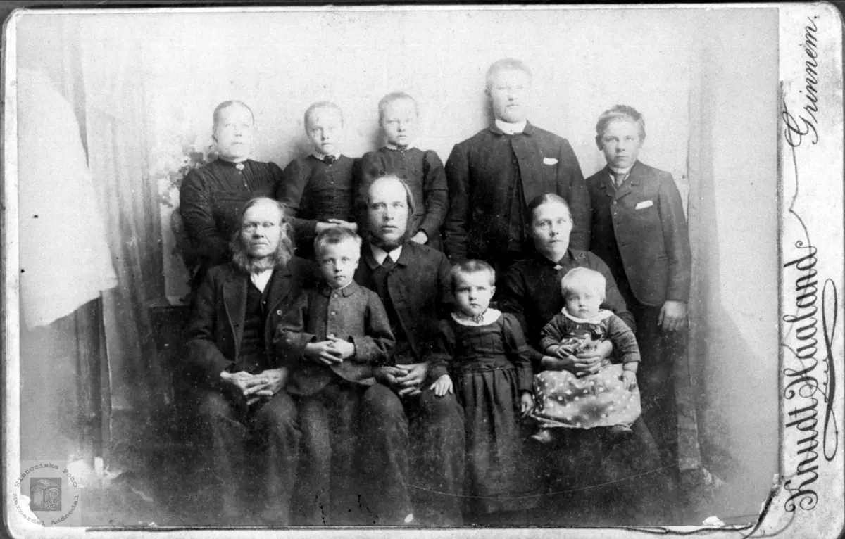 Portrett av familiegruppe i 3 generasjoner, Ubostad Grindheim.