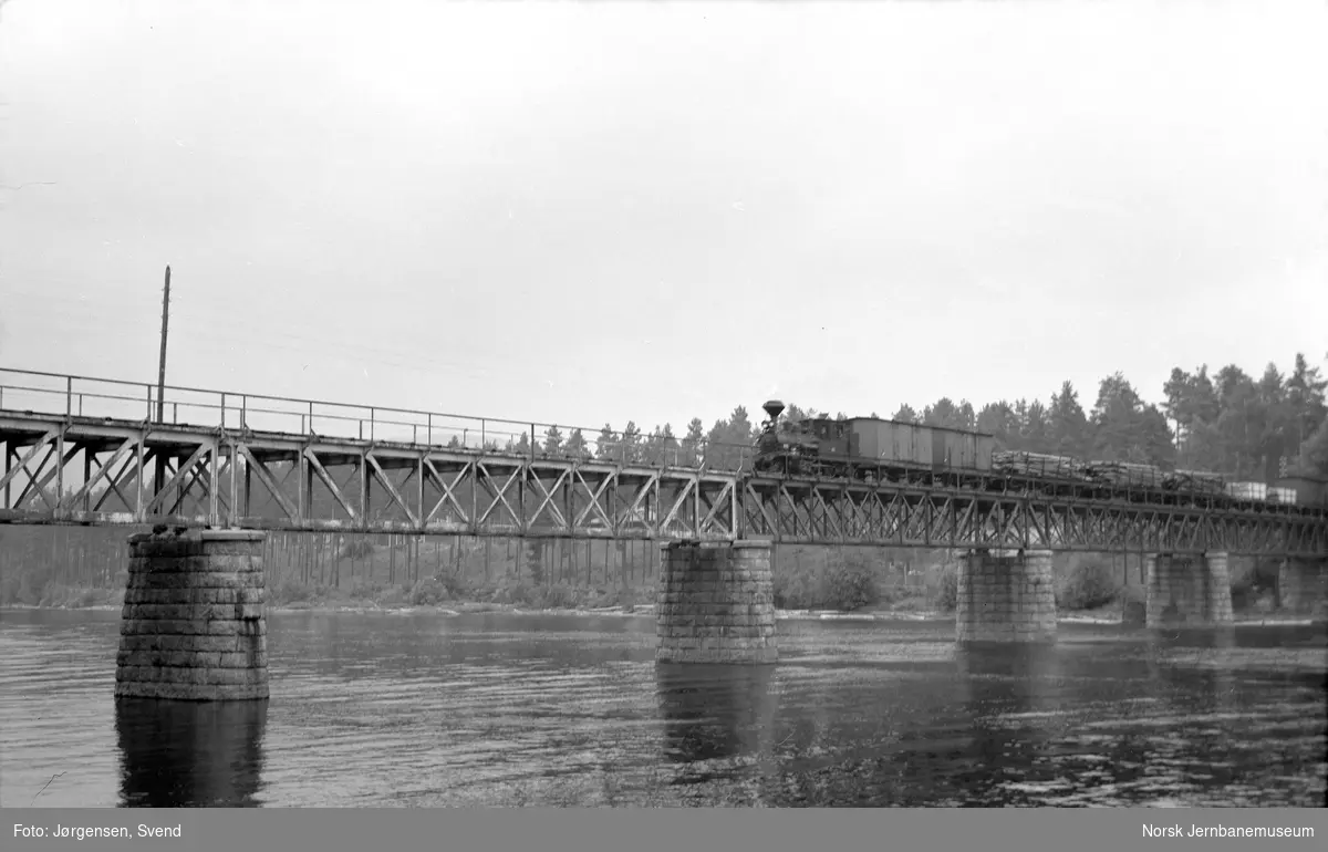 Godstog trukket av damplokomotiv på Hornnes bru