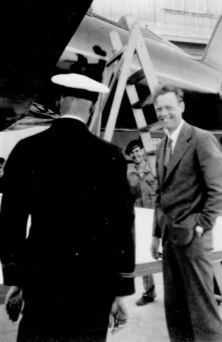Charles Lindbergh på besök på F 2 Roslagens flygflottilj, 1933. Lindbergh står vid ett sjöflygplan tillsammans med en svensk officer.