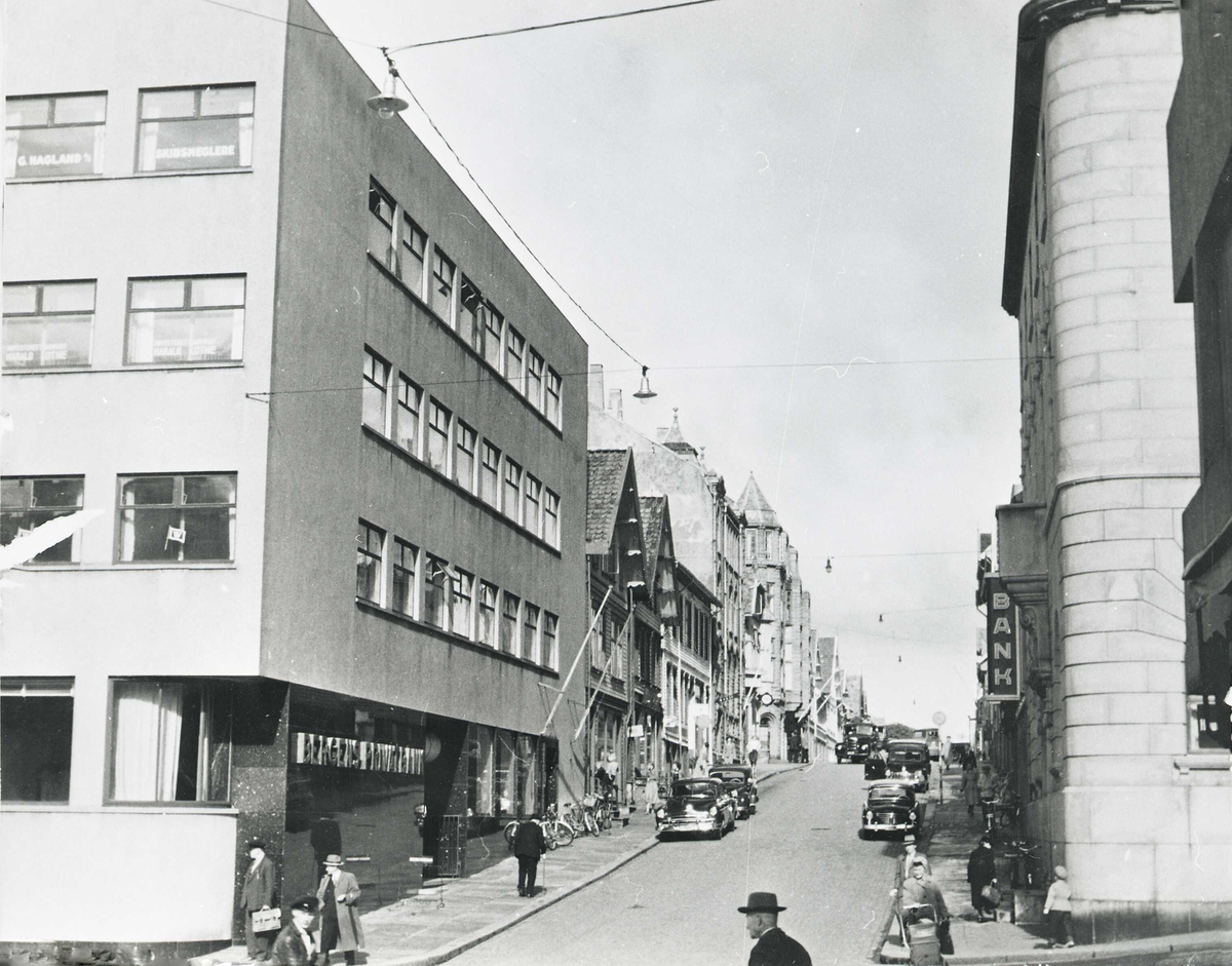 Krysset Strandgt./Torgbakken sett mot nord. Bergen Bank (senere Norges Bank) til v., Haugesunds Sparebank til h.