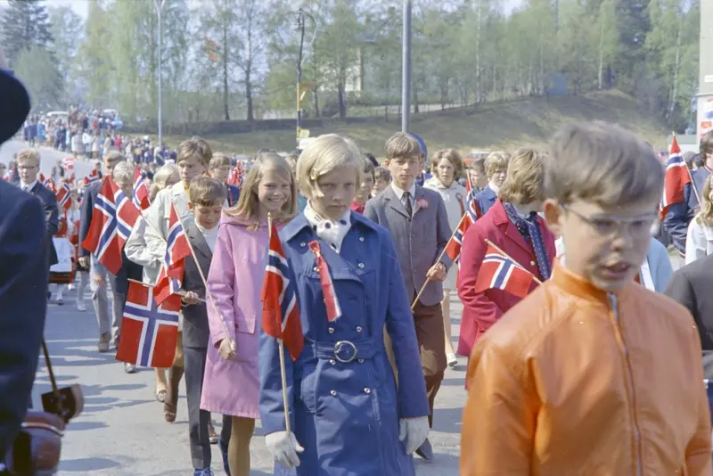 17. Mai. Brumunddal. 1970. Barnetoget, skoletoget, 