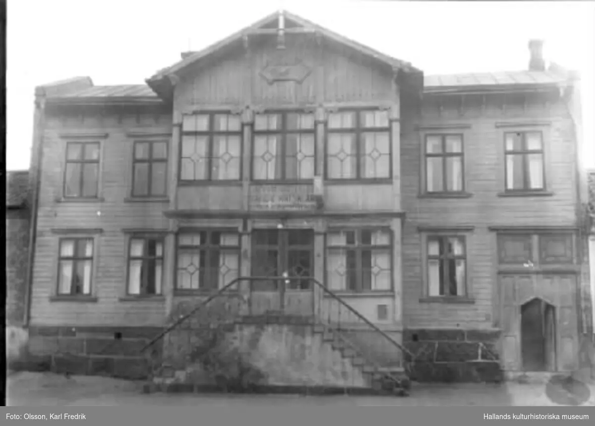 Byggnad med hotellrörelse. Foto från 1950-talet? Varberg, Kv Berget, Västra Vallgatan, Järnvägshotellet. Byggnaden revs 1960. Karl Fredrik Olsson var redaktör (ca 1935-1965) på Hallandsposten så bilden har troligen ingått i en tidningsartikel.