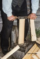 Ola Kolstad fra Nord-Odal i Hedmark skjærer eller kløver tak