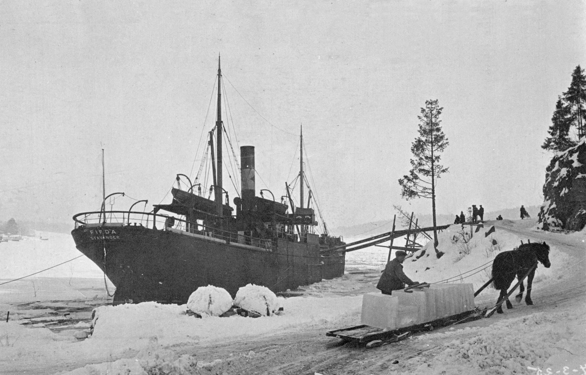 D/S Firda (b.1900, J. Hauge, Lervik, Stordøen), Islasting ved Knut T. Askers isanlegg i Lagdalen ved Leangbukta i Asker 1925