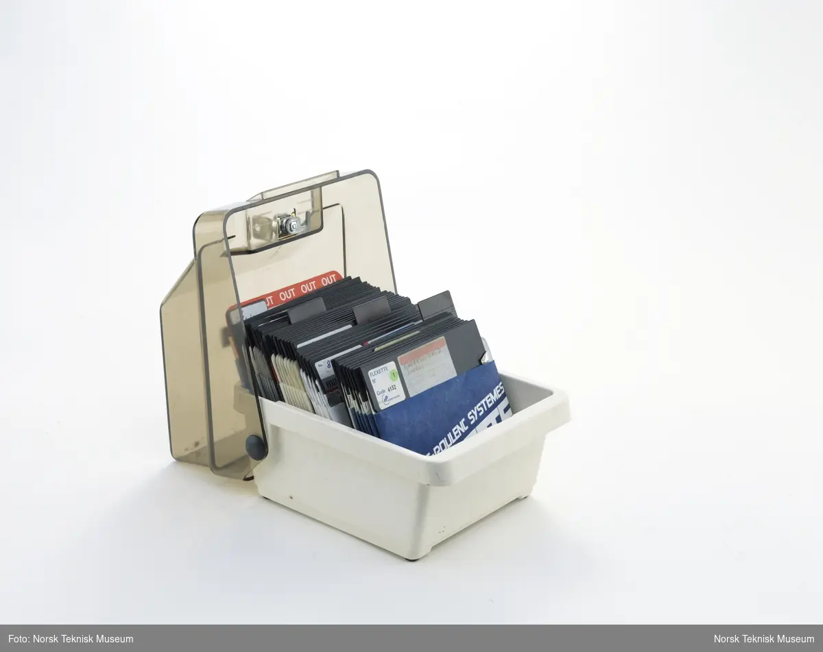3M diskettboks med 33 floppydisketter, etiketter til floppydisketter og nøkkel til å låse boksen.