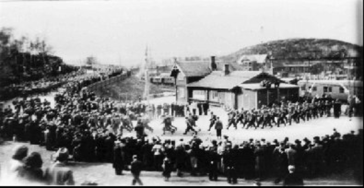 Norske soldater på Narvik jernbanestasjon.