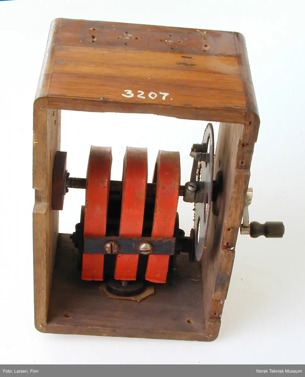 Friksjonshjul-overføring.
Montert i trekasse.