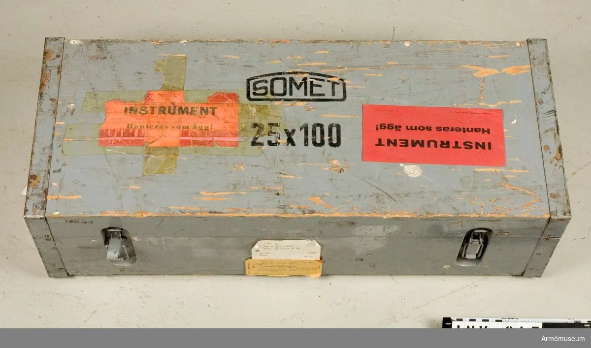 Samhörande nr är 943-944.
Inpackningslåda t identifieringskikare m/1946.
Av gråmålat trä med handtag av järn.