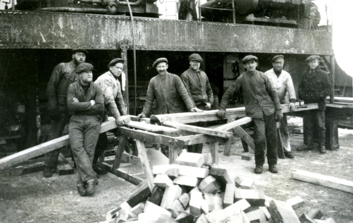 Tømmermannen med sin gjeng. - Ombord i Fl/K ' Vestfold' (b. 1931, Furness Shipbuilding Co. Ltd, Haverton Hill).