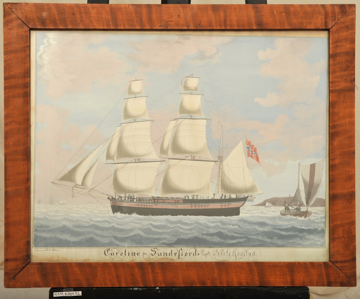 Bark 'Caroline' af Sandefiord Seiler for styrbords halser med full seilføring. Enkle mersseil. Rent flagg. Til høyre losbåt (I 70).