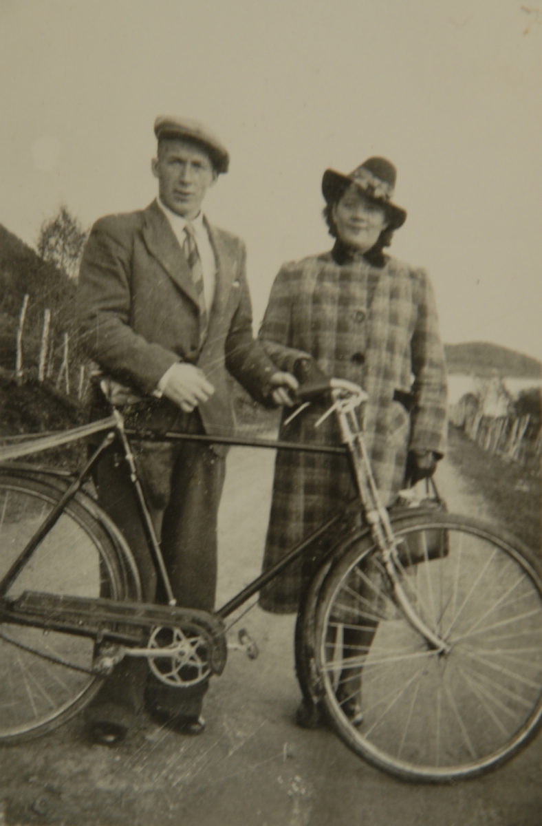 Ungt par med sykkel