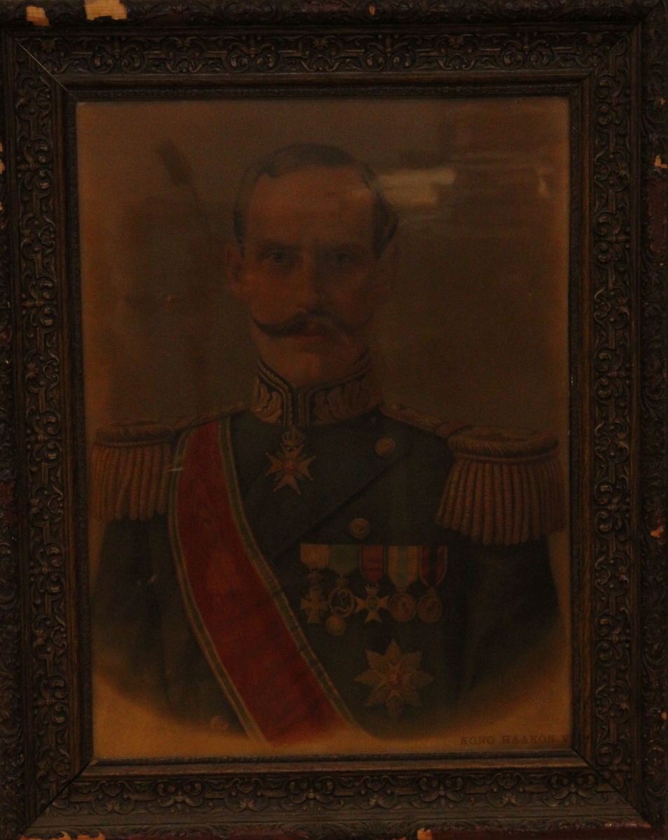 Kong Haakon med medaljer